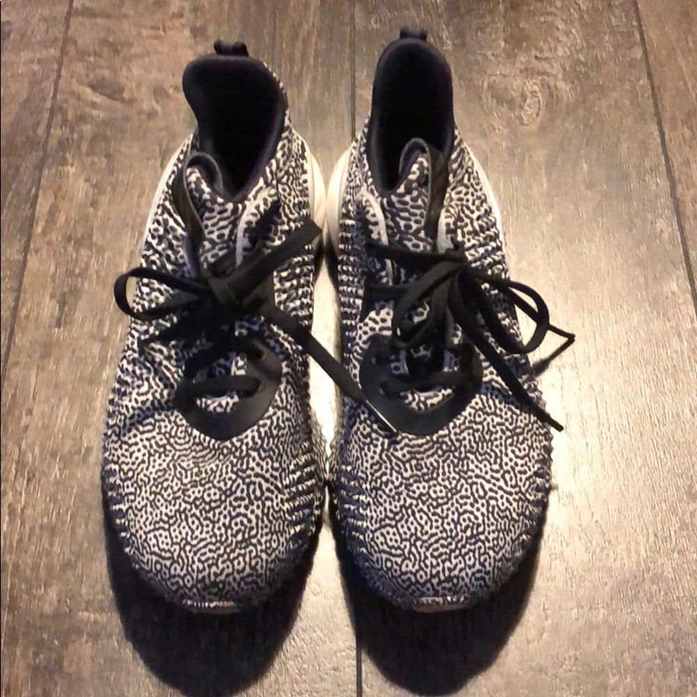 Adidas Alpha Bounce size 4 US kids